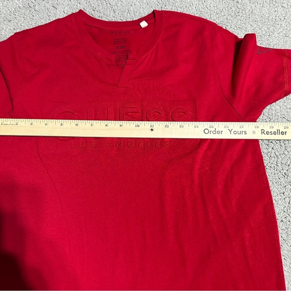 GUESS Red Embossed Logo Tee Size M Men’s Short Sleeve T-Shirt Los Angeles - Picture 4 of 5